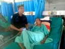 เข้าเยี่ยมอาการป่วยของนางอุดมพร แซ่ยี่ ชาวไทยพุทธเขตเทศบาลยี่งอ  ณ โรงพยาบาลยี่งอ 
