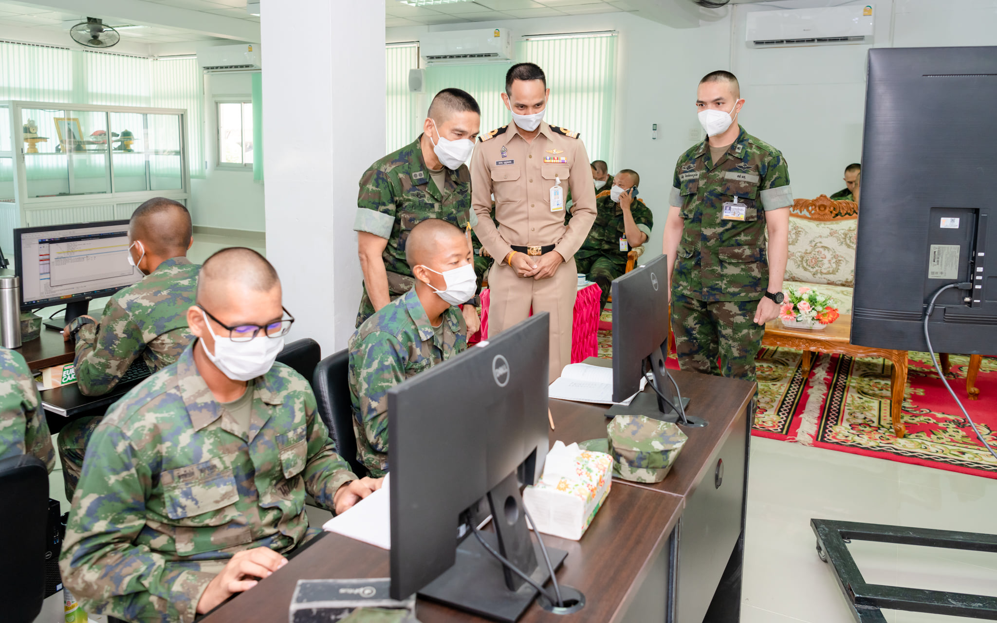  รองผู้บัญชาการหน่วยบัญชาการนาวิกโยธิน เยี่ยมชมนักเรียนจ่านาวิกโยธินในการแข่งขันทักษะทางไซเบอร์ในระดับโรงเรียนทหาร - ตำรวจ กองบัญชาการกองทัพไทย ประจำปี ๒๕๖๔
